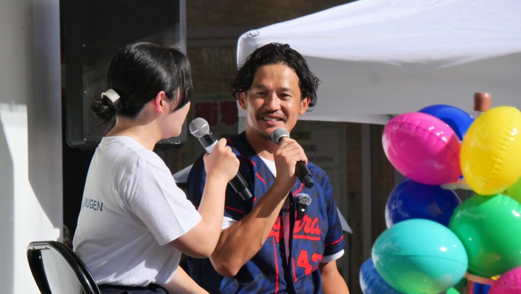 トークショーに出演する坂口智隆さん