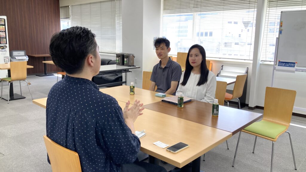 日日新聞社での取材風景